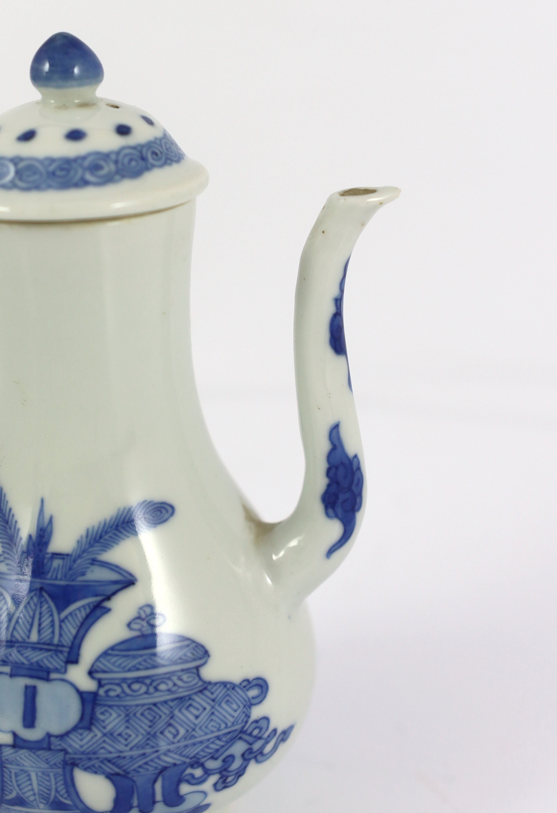 A Chinese blue and white wine ewer and cover, Kangxi period